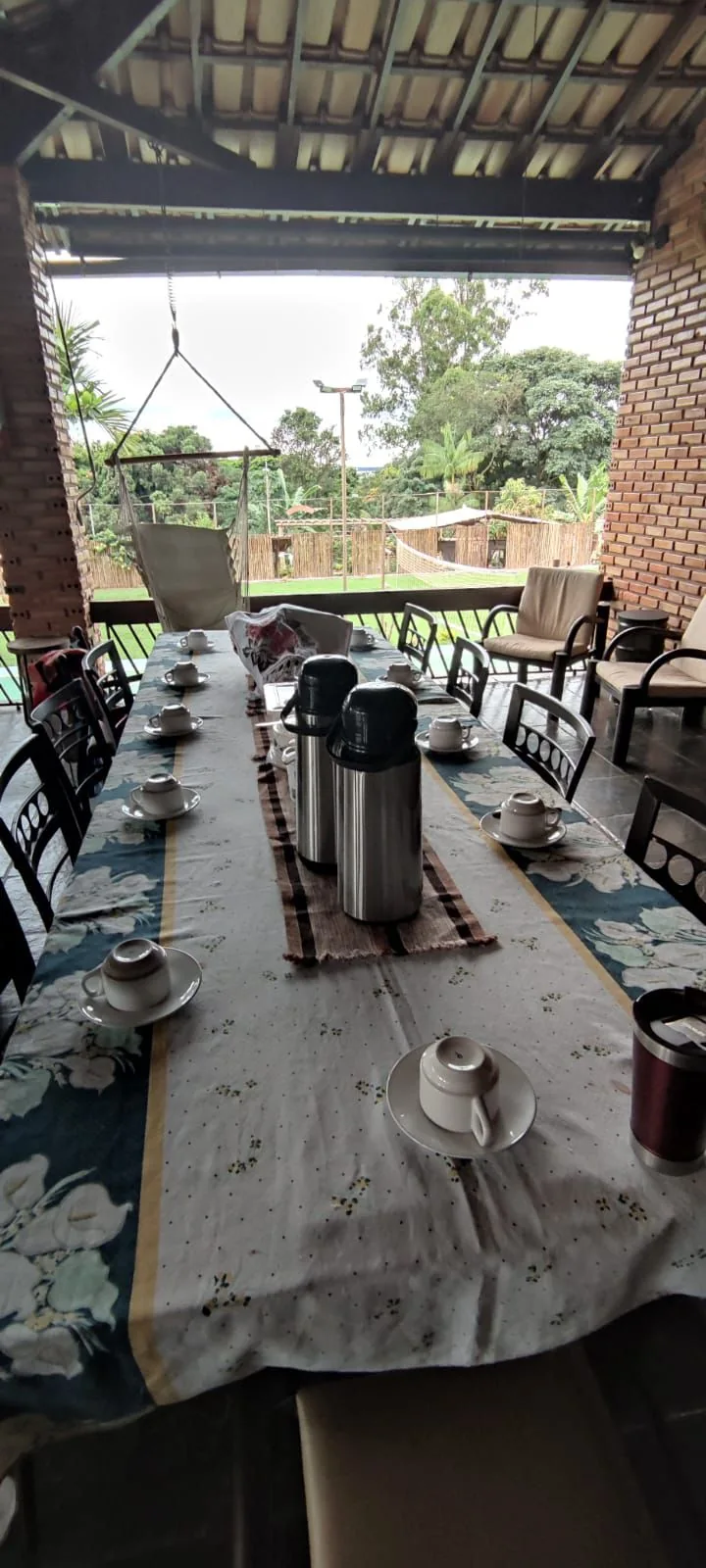 Mesa externa preparada para café da manhã