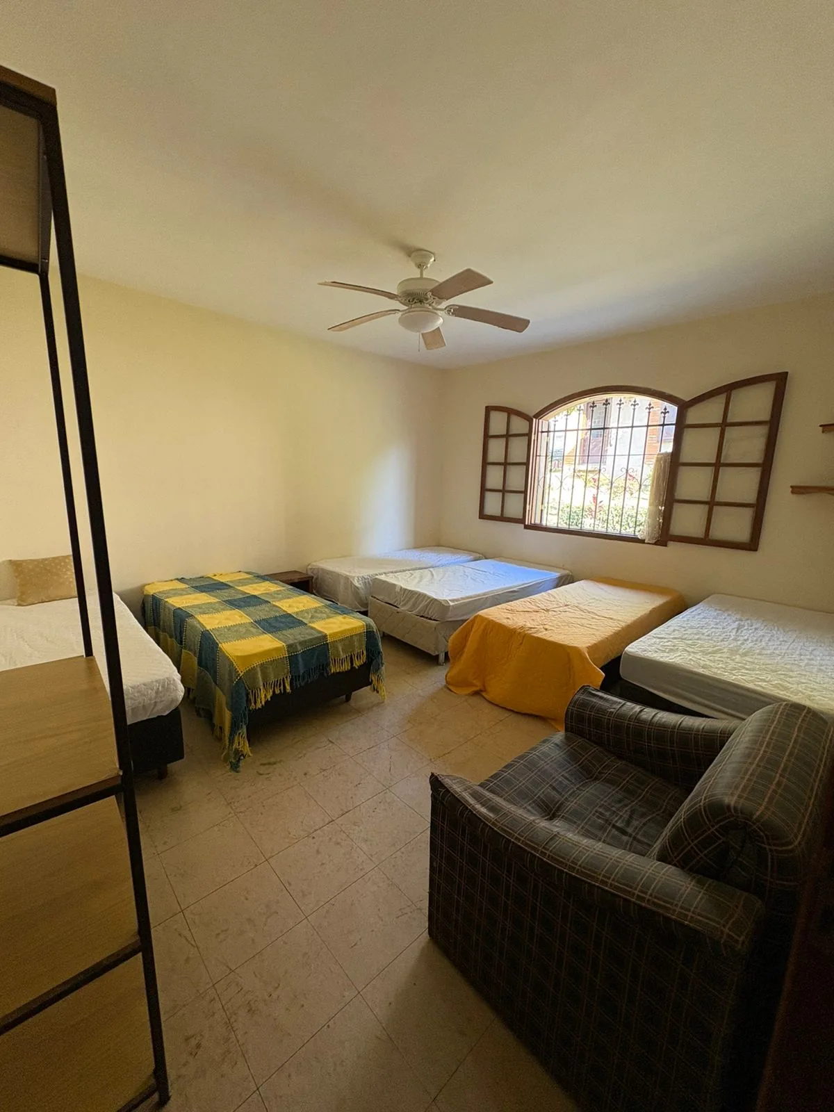 Quarto interno com seis camas de solteiro