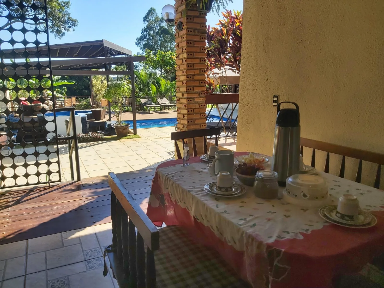 Cozinha mineira ao lado da piscina