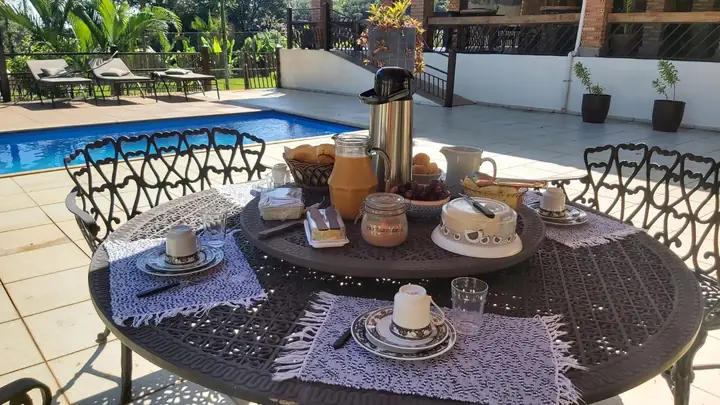 Mesa externa preparada ao lado da piscina