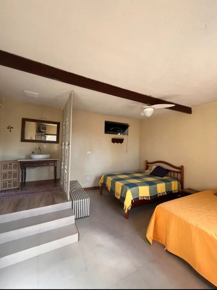 Chalé 2 com uma cama de casal e duas camas de solteiro