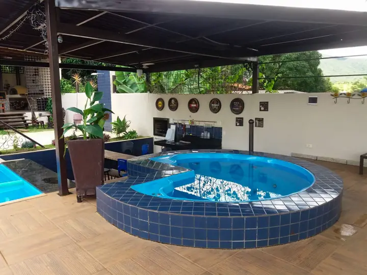 Jacuzzi aquecida com vista para a churrasqueira