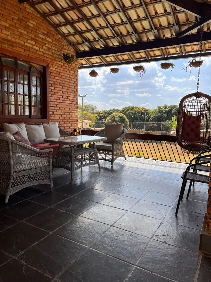 Varanda externa na entrada da casa com vista para o jardim