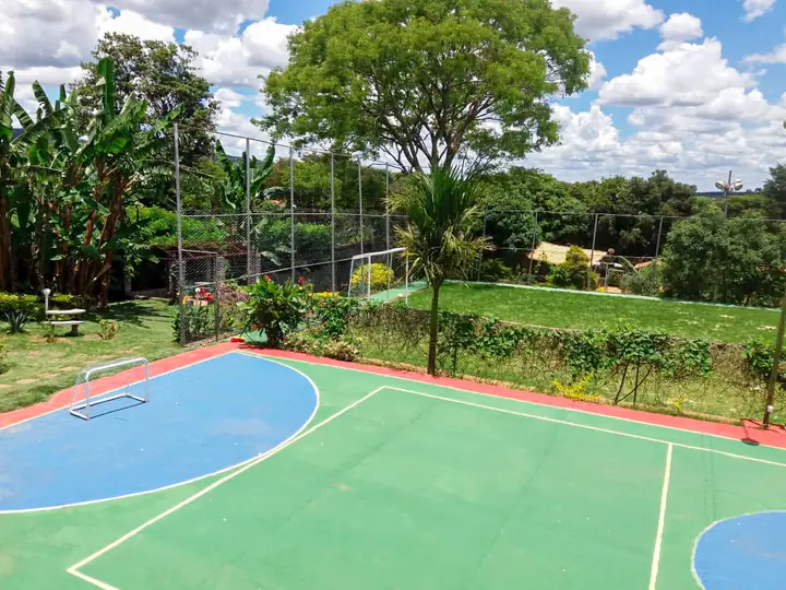 Quadra multiuso cercada por área verde